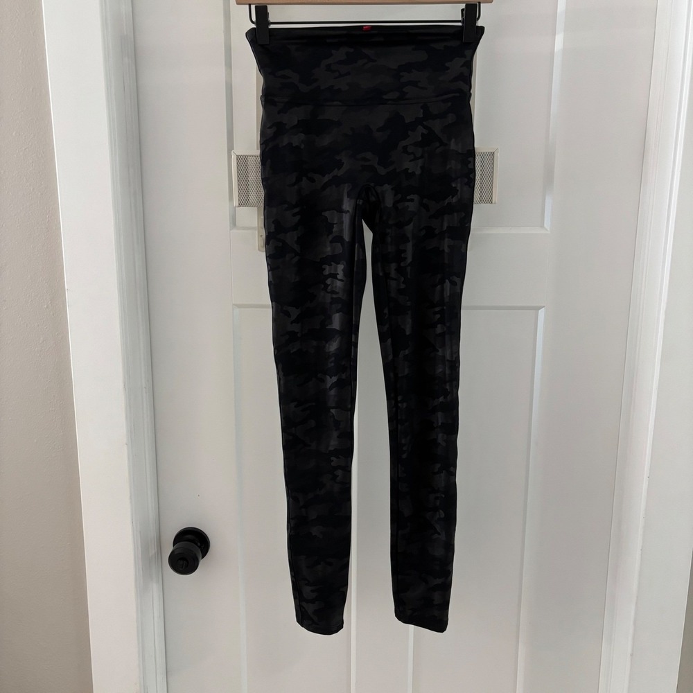 SPANX Camo Faux Leather Leggings Womens Small‎ Petite SP Black Activewear EUC